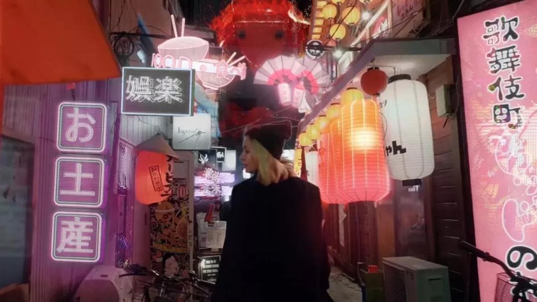 实拍加合成，攻壳特工队风格视频制作场景美女街道.jpg