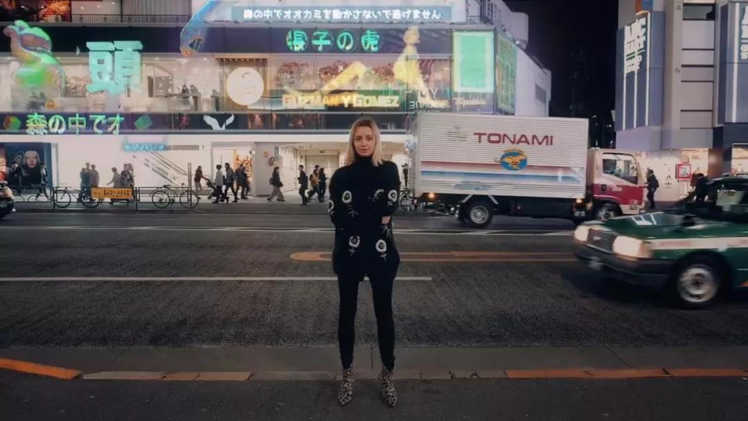 实拍加合成，攻壳特工队风格视频制作场景美女街道正街.jpg