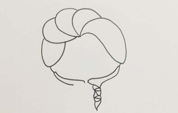 首先画出艾莎公主的头发轮廓，往下画出她的脸部线条后，再将绑起来的辫子画出来.jpg