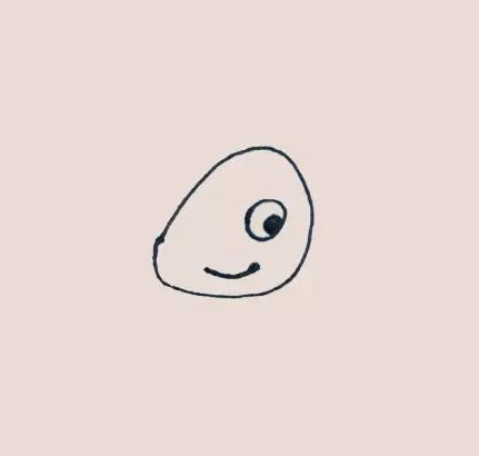 先画上一个不规则的圆形作为小蚂蚁的头部,里面画上眼睛和笑脸。.png 先画上一个不规则的圆形作为小蚂蚁的头部,里面画上眼睛和笑脸。.png