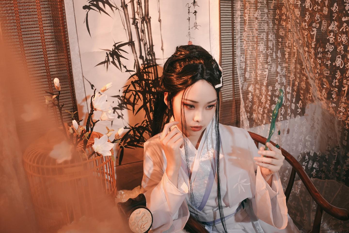 白蛇cos,清纯中带点妩媚,这个眼妆是化了多久?