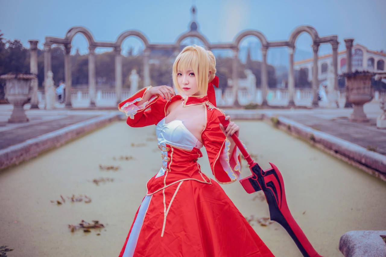尼禄cosplay 明艳的女子