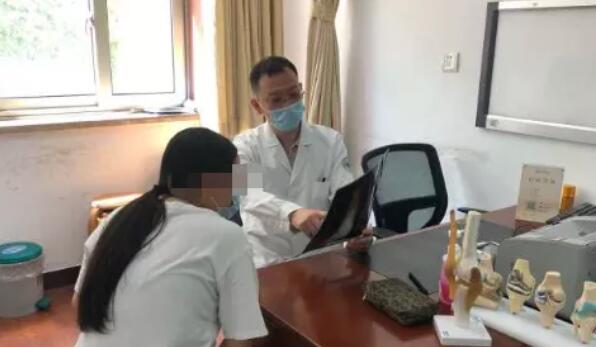 刘迅医生在为家长解读.jpg 刘迅医生在为家长解读.jpg