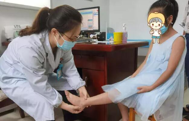 董婷医生在给小朋友检查脚.jpg 董婷医生在给小朋友检查脚.jpg