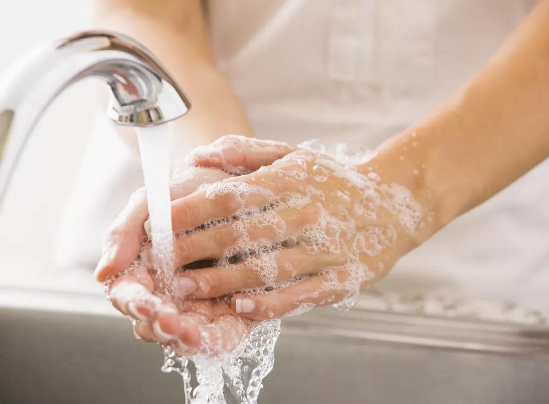 预防新型冠状病毒肺炎：肥皂洗手不少于20秒.jpg
